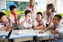 眼科医生进校园即墨区德馨珑湖小学开展近视防控讲座
										







											即墨区德馨珑湖小学,医务工作者向同学们讲解眼睛结构。(来源:即墨区委宣传部)[br]信网6月6日讯 